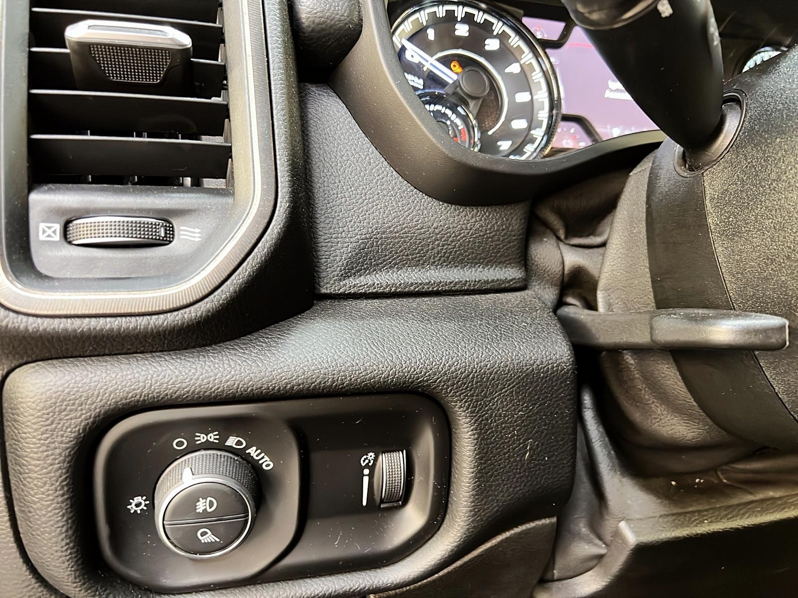 RAM 1500 REBEL 5.7 HEMI BLACK QUAD CAB CUIR 4X4 2020 - image #21