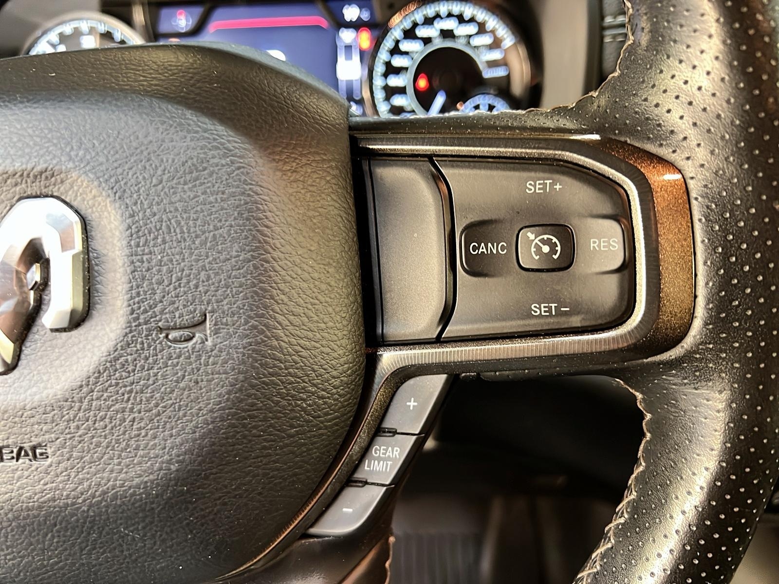 RAM 1500 REBEL 5.7 HEMI BLACK QUAD CAB CUIR 4X4 2020 - image #19