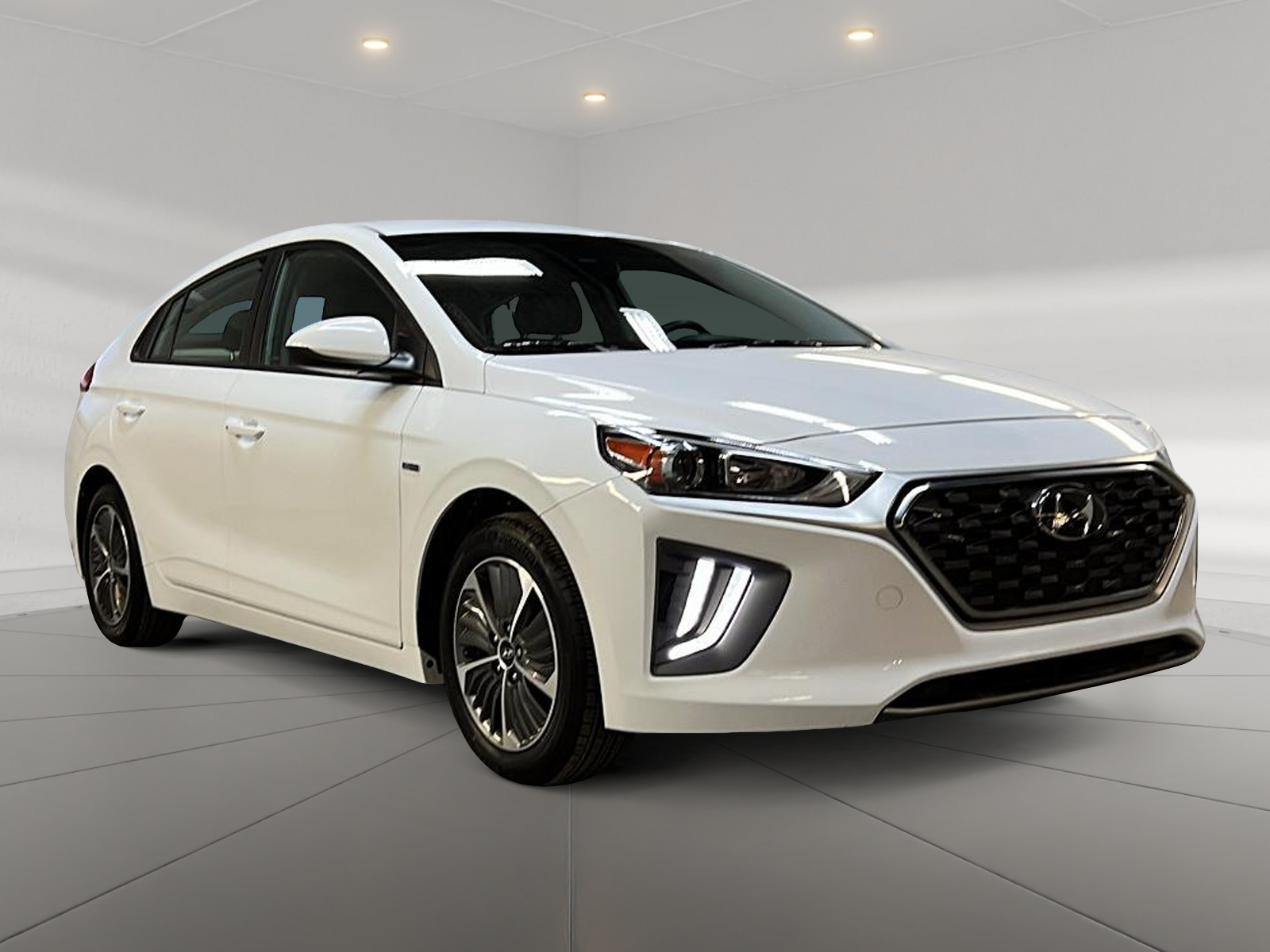 Hyundai IONIQ PREFERRED PLUG IN NAV 2020 - image #3