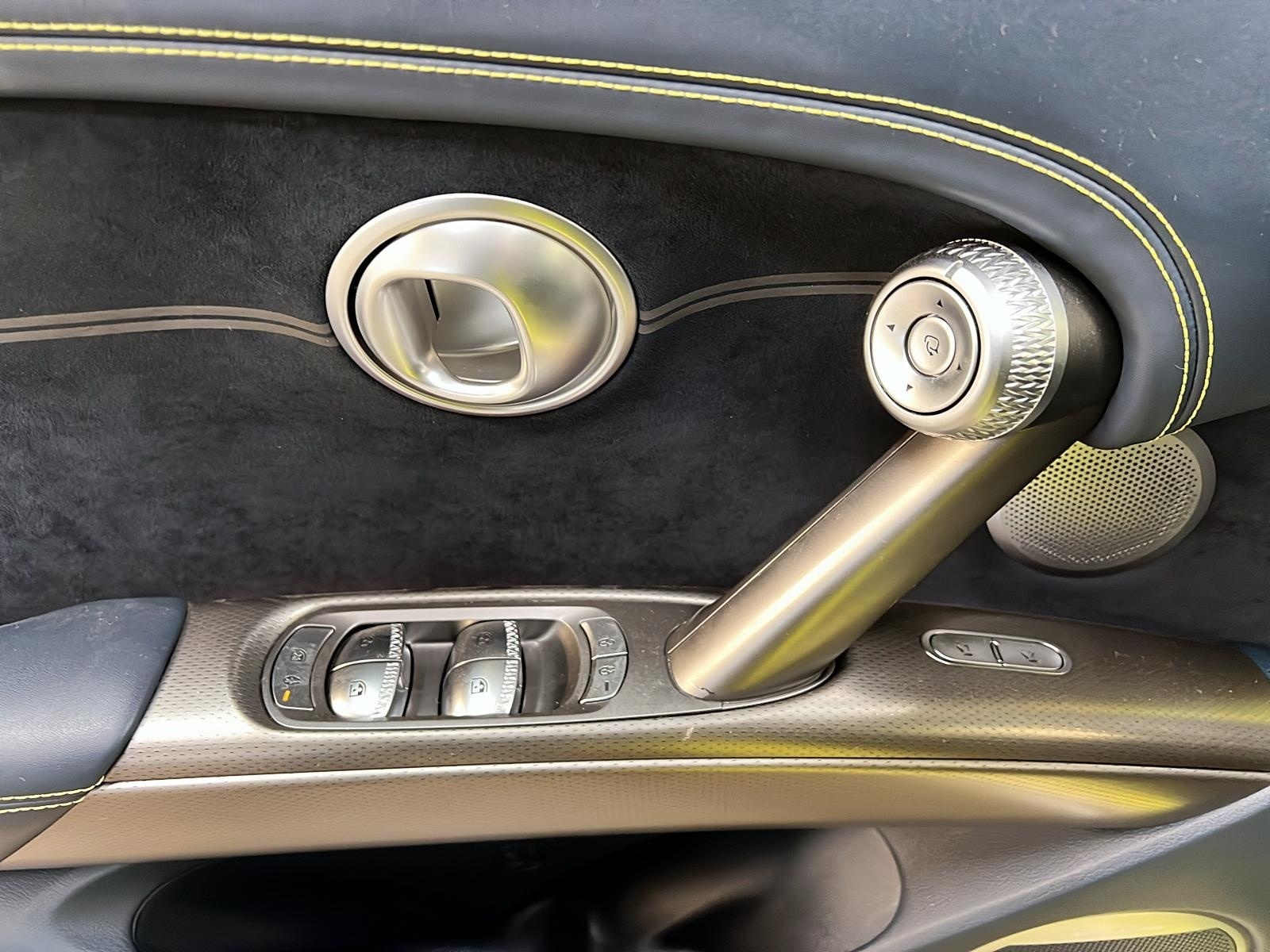 Genesis GV60 PREFORMANCE CUIR  TOIT PANO NAV 4RM 2023 - image #24