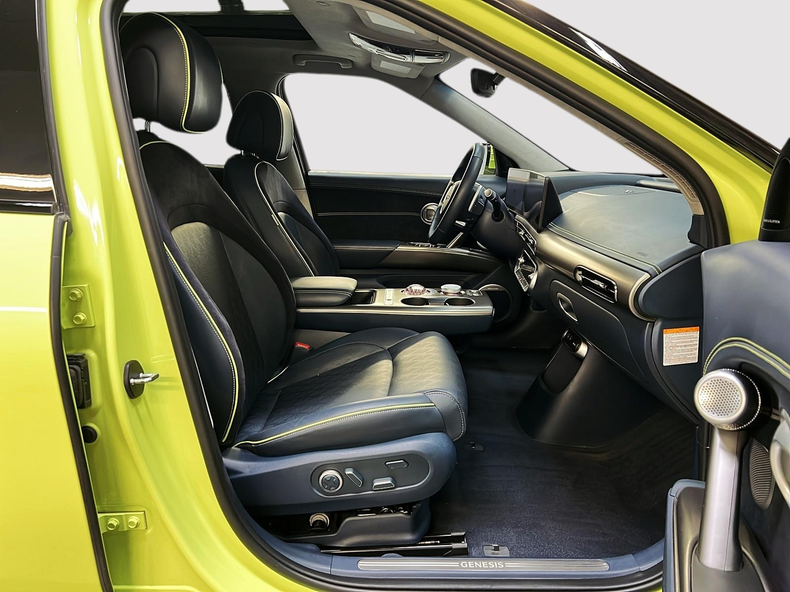 Genesis GV60 PREFORMANCE CUIR  TOIT PANO NAV 4RM 2023 - image #8