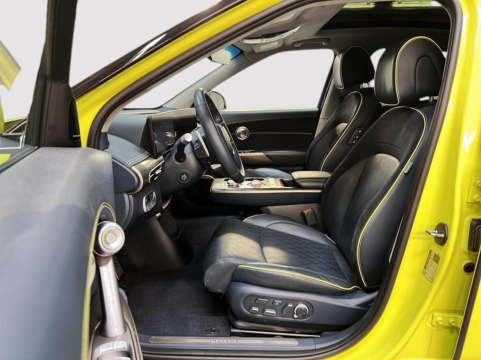 Genesis GV60 PREFORMANCE CUIR  TOIT PANO NAV 4RM 2023 - image #7