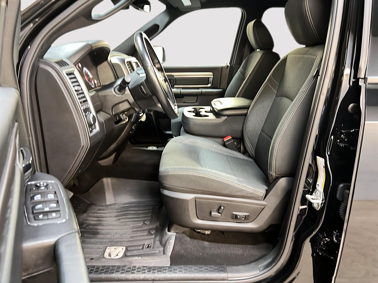 RAM 1500 Classic WARLOCK CREW CAB NAV 4X4 2023 - image #7