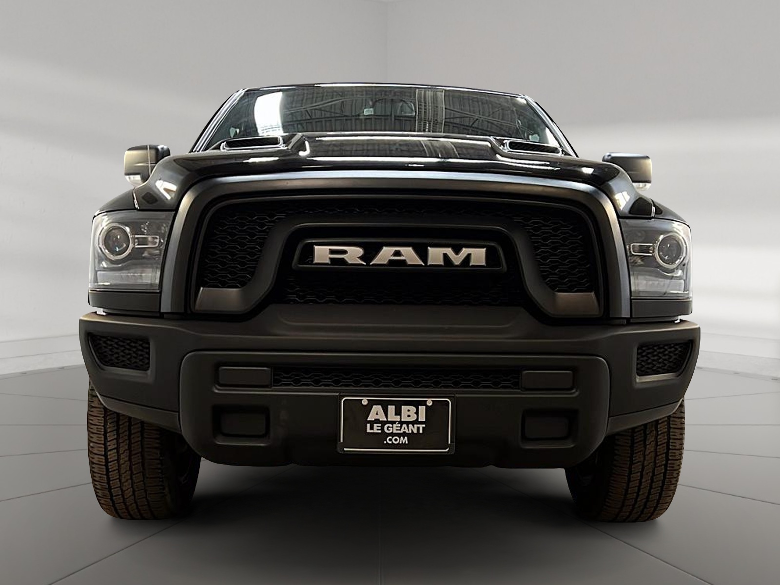 RAM 1500 Classic WARLOCK CREW CAB NAV 4X4 2023 - image #2