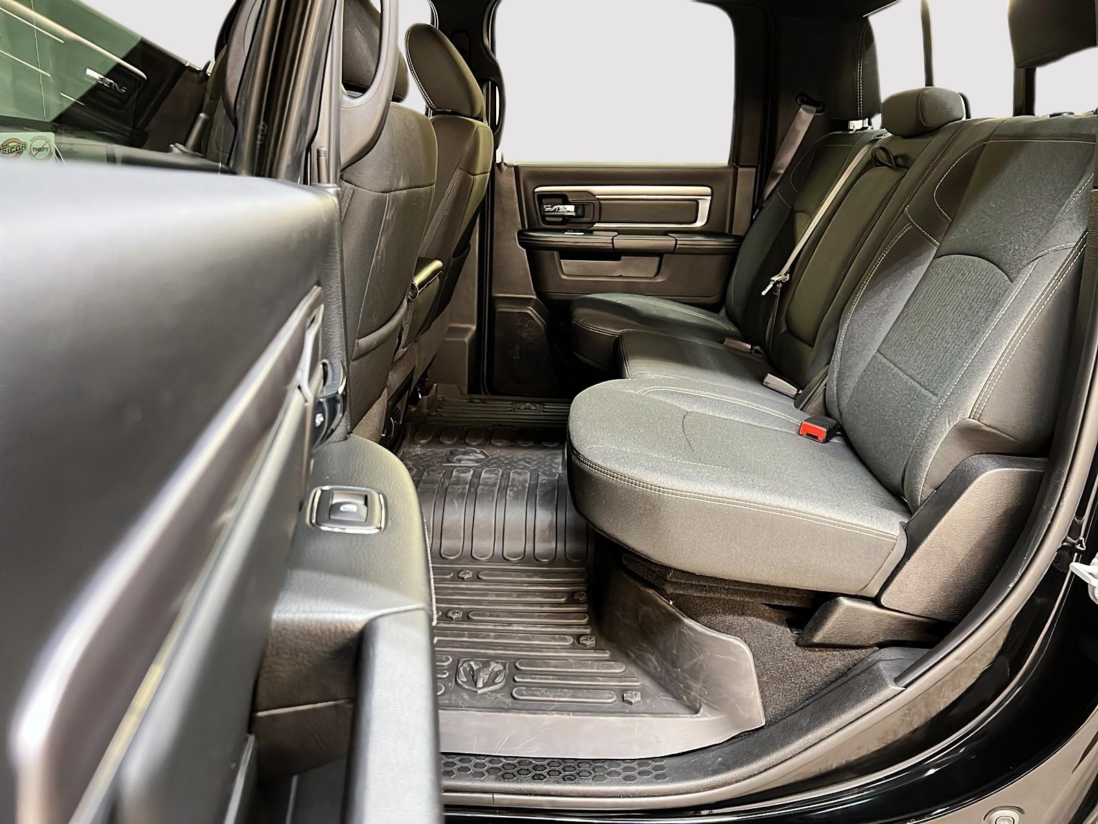 RAM 1500 Classic WARLOCK CREW CAB NAV 4X4 2023 - image #9