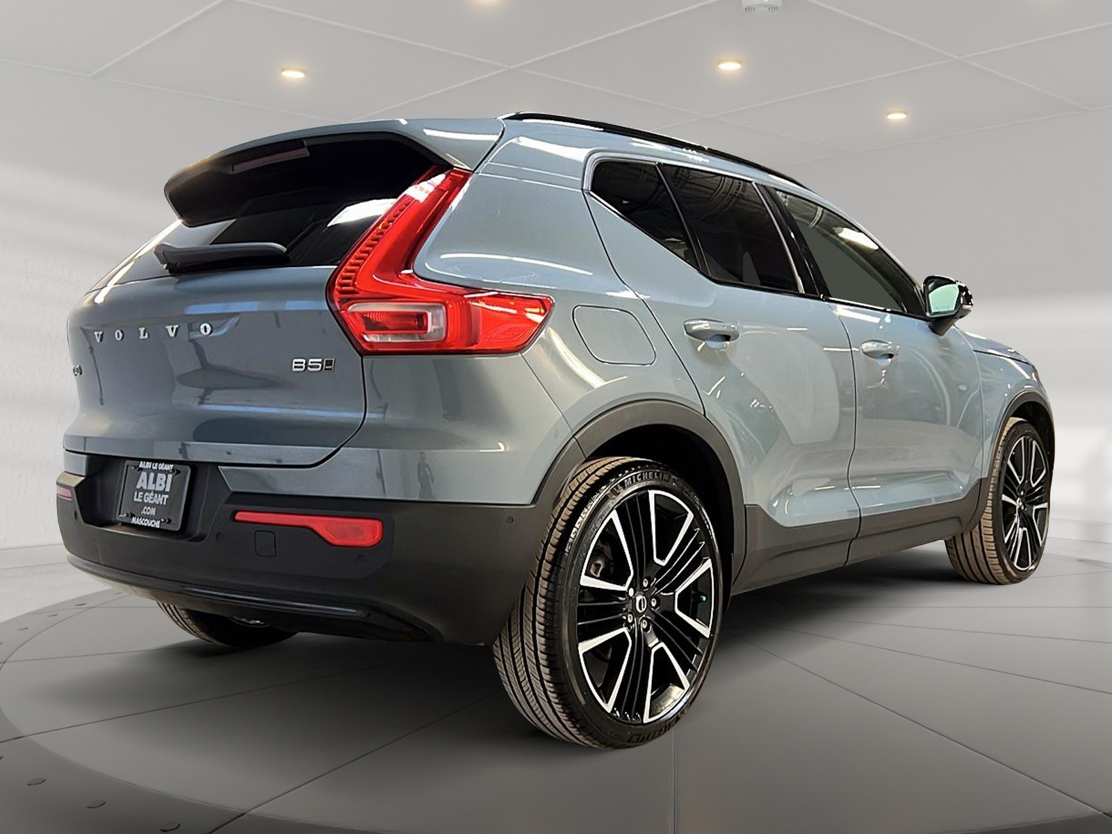 Volvo XC40 B5 ULTIMATE DARK CUIR TOIT PANO NAV 4RM 2023 - image #4