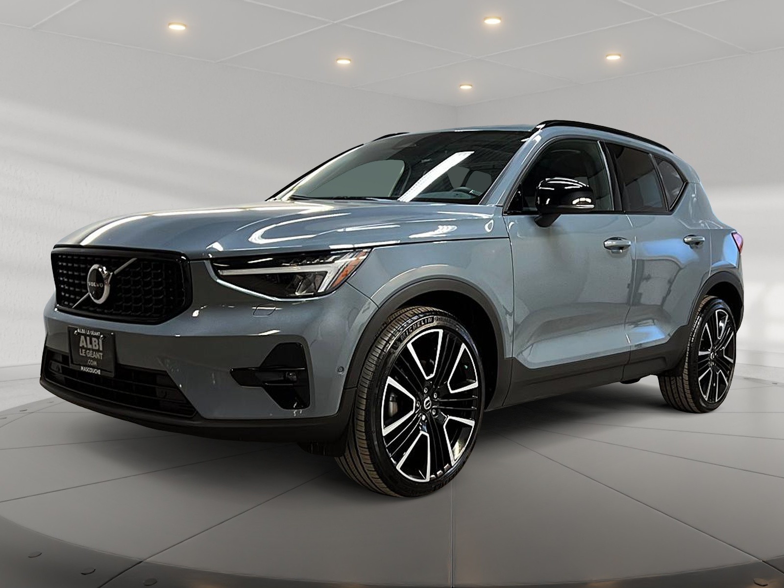 Volvo XC40 B5 ULTIMATE DARK CUIR TOIT PANO NAV 4RM 2023 - image #1