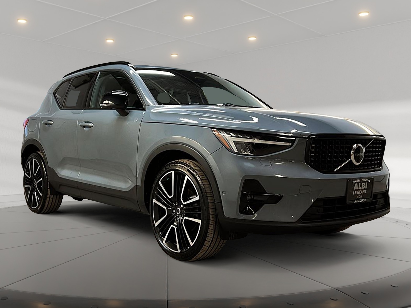 Volvo XC40 B5 ULTIMATE DARK CUIR TOIT PANO NAV 4RM 2023 - image #3