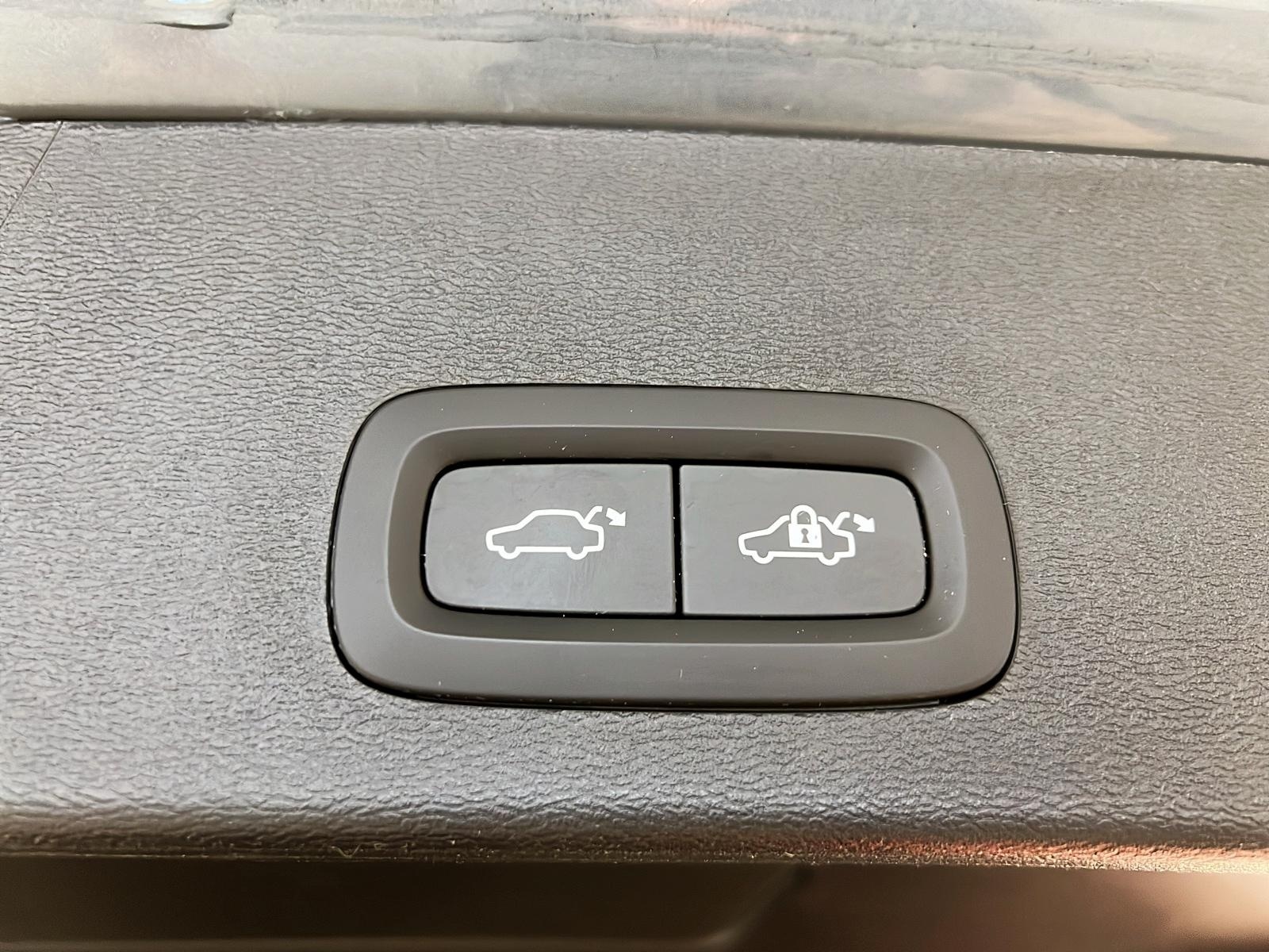 Volvo XC40 B5 ULTIMATE DARK CUIR TOIT PANO NAV 4RM 2023 - image #14