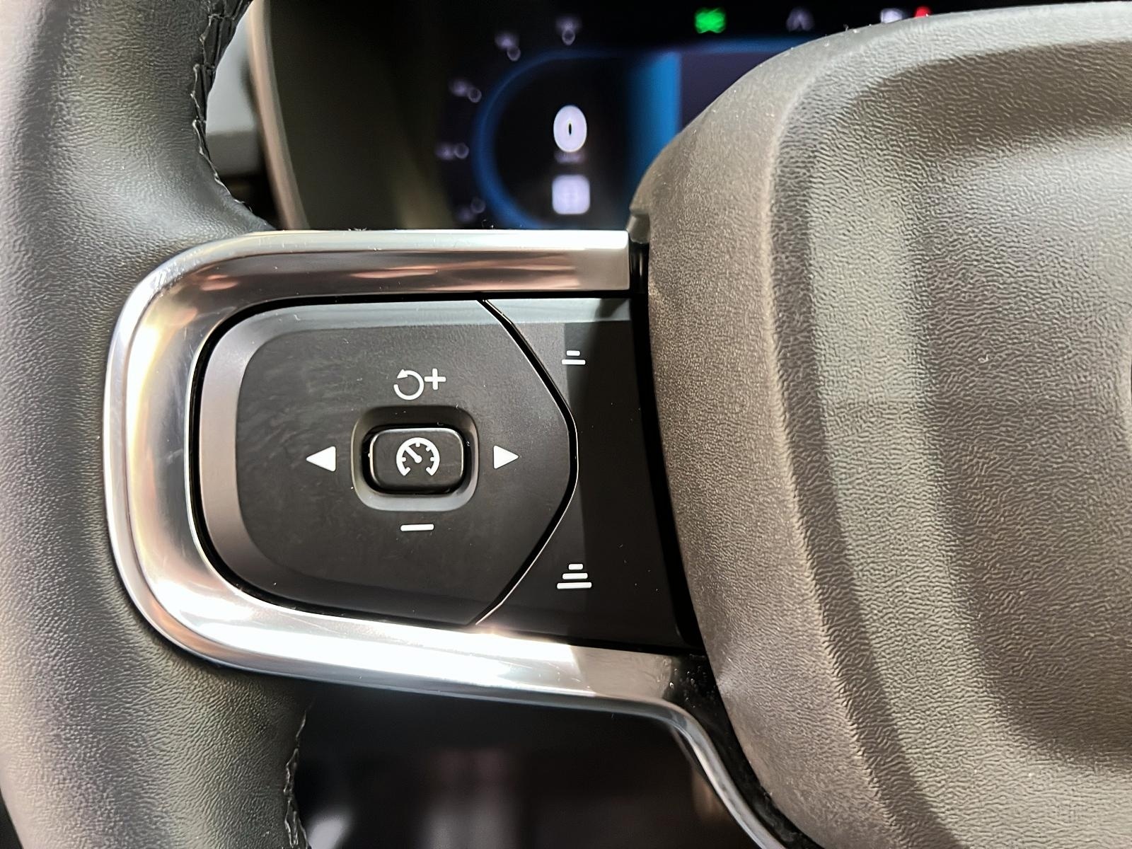 Volvo XC40 B5 ULTIMATE DARK CUIR TOIT PANO NAV 4RM 2023 - image #22