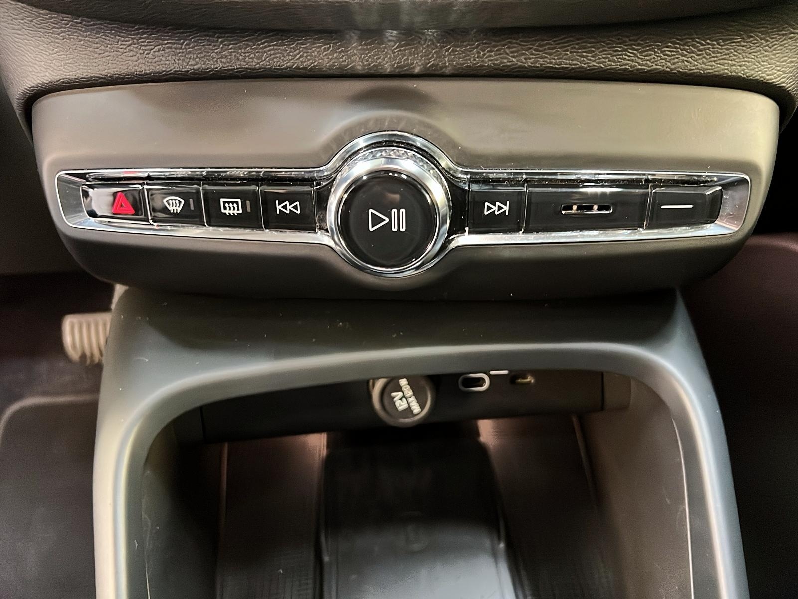 Volvo XC40 B5 ULTIMATE DARK CUIR TOIT PANO NAV 4RM 2023 - image #16