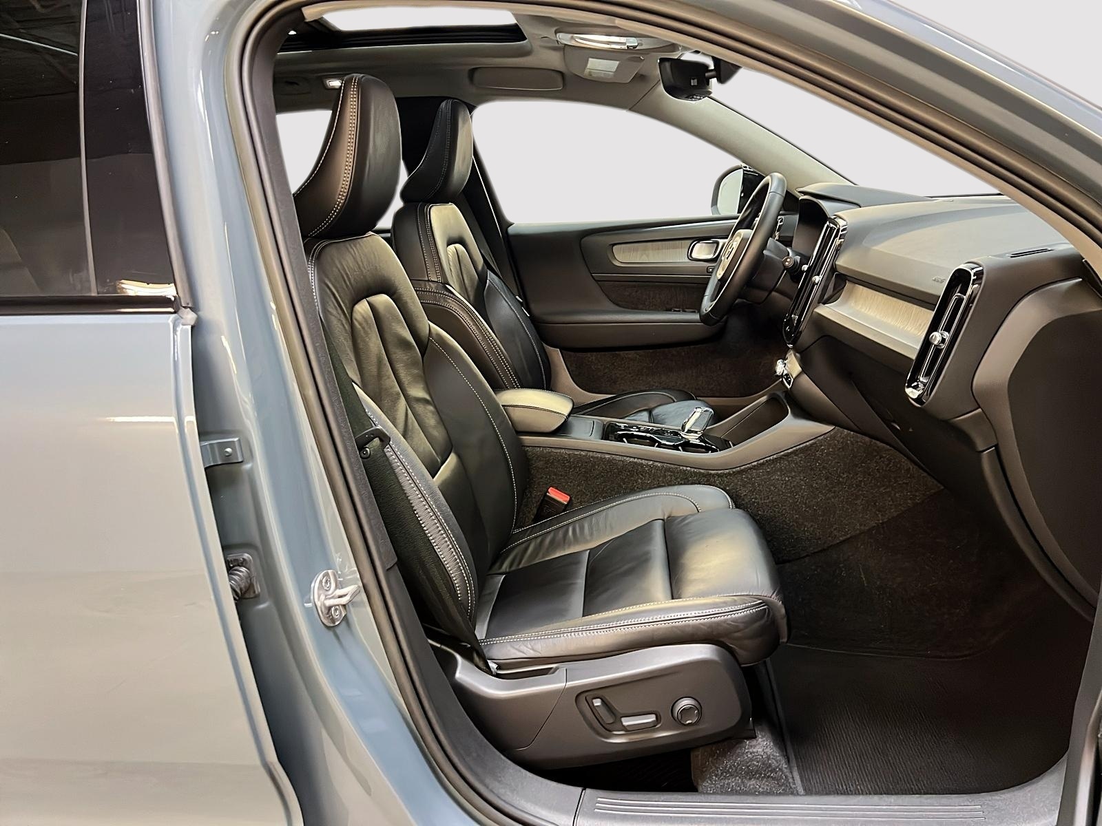 Volvo XC40 B5 ULTIMATE DARK CUIR TOIT PANO NAV 4RM 2023 - image #8