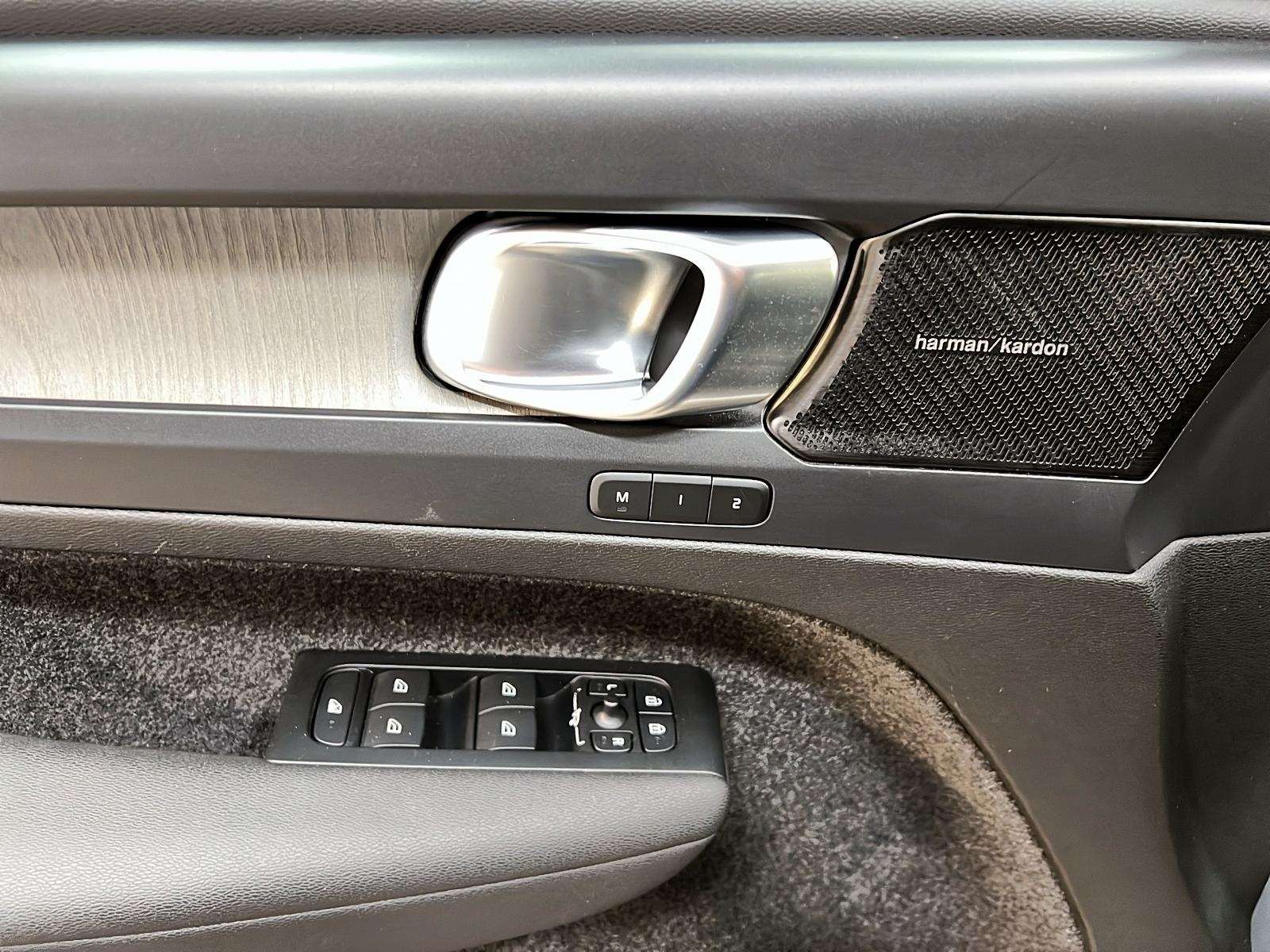 Volvo XC40 B5 ULTIMATE DARK CUIR TOIT PANO NAV 4RM 2023 - image #24