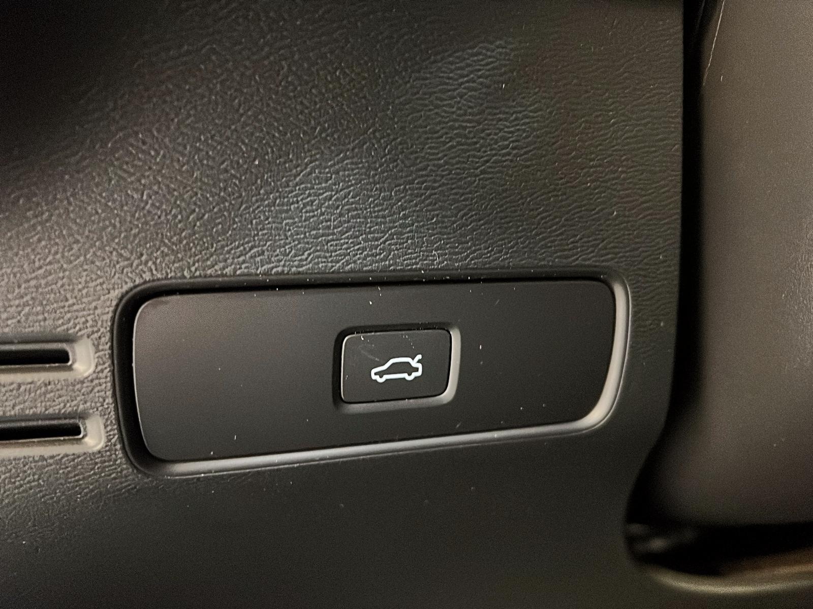 Volvo XC40 B5 ULTIMATE DARK CUIR TOIT PANO NAV 4RM 2023 - image #23