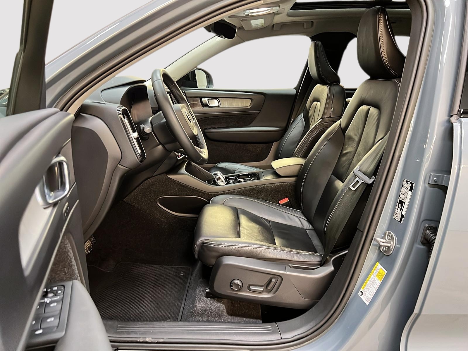 Volvo XC40 B5 ULTIMATE DARK CUIR TOIT PANO NAV 4RM 2023 - image #7