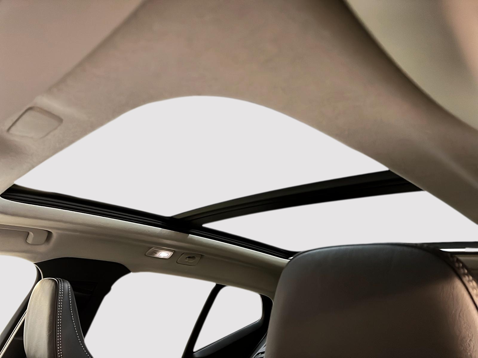 Volvo XC40 B5 ULTIMATE DARK CUIR TOIT PANO NAV 4RM 2023 - image #10