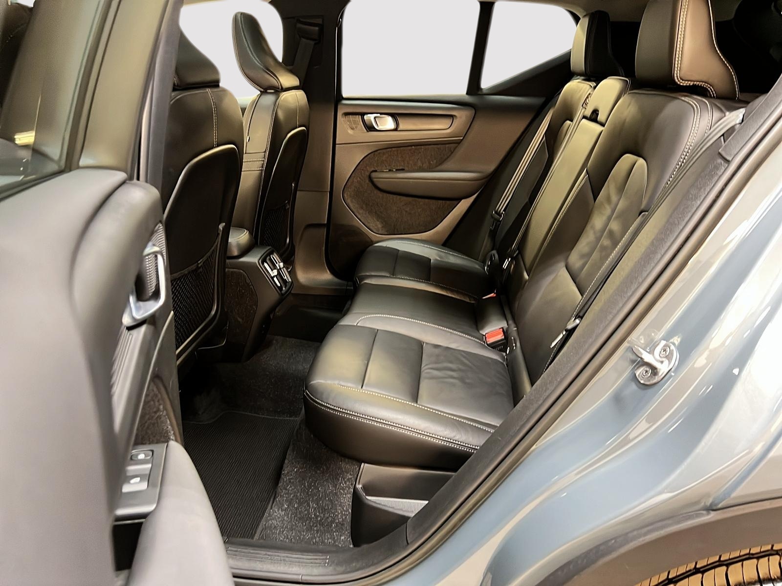 Volvo XC40 B5 ULTIMATE DARK CUIR TOIT PANO NAV 4RM 2023 - image #9