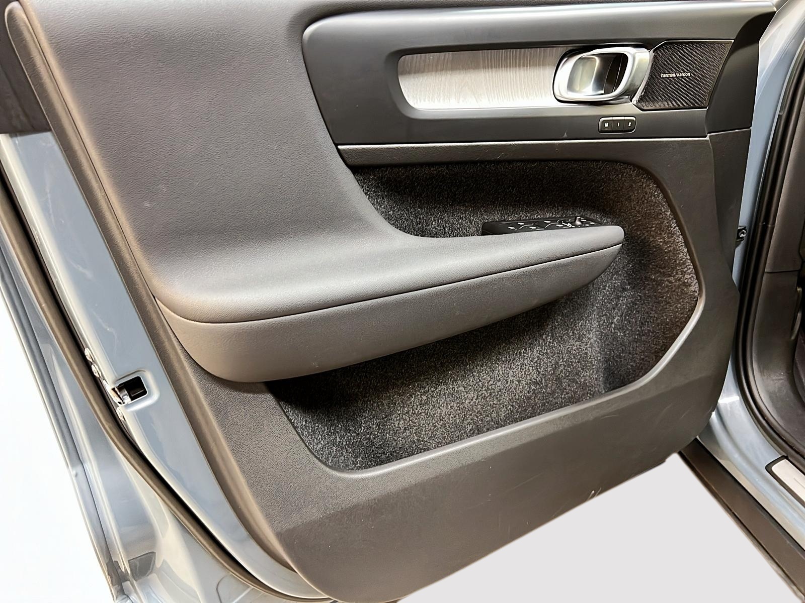 Volvo XC40 B5 ULTIMATE DARK CUIR TOIT PANO NAV 4RM 2023 - image #25