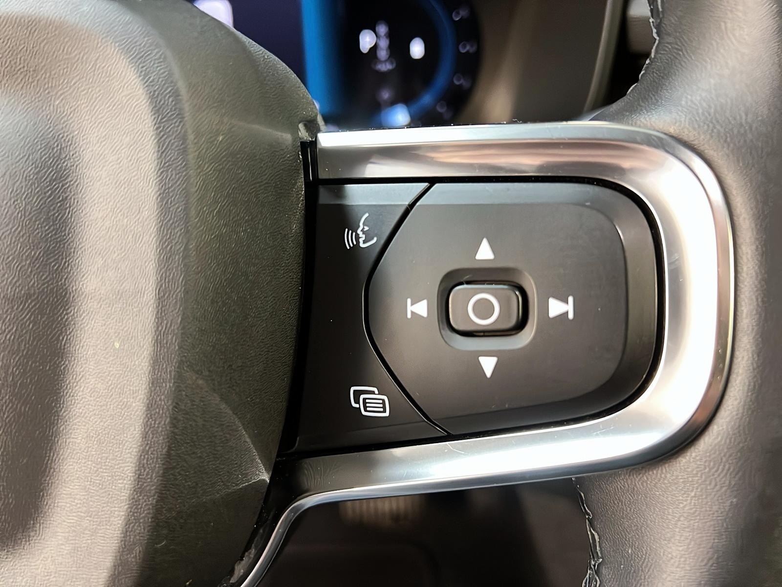 Volvo XC40 B5 ULTIMATE DARK CUIR TOIT PANO NAV 4RM 2023 - image #21