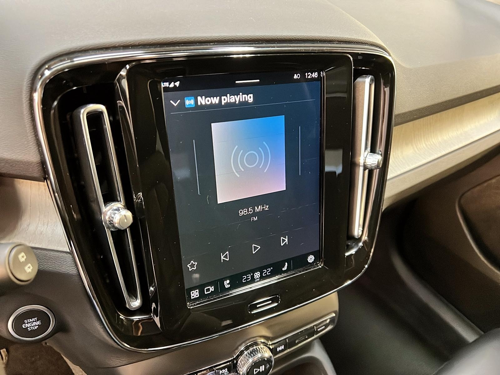 Volvo XC40 B5 ULTIMATE DARK CUIR TOIT PANO NAV 4RM 2023 - image #17