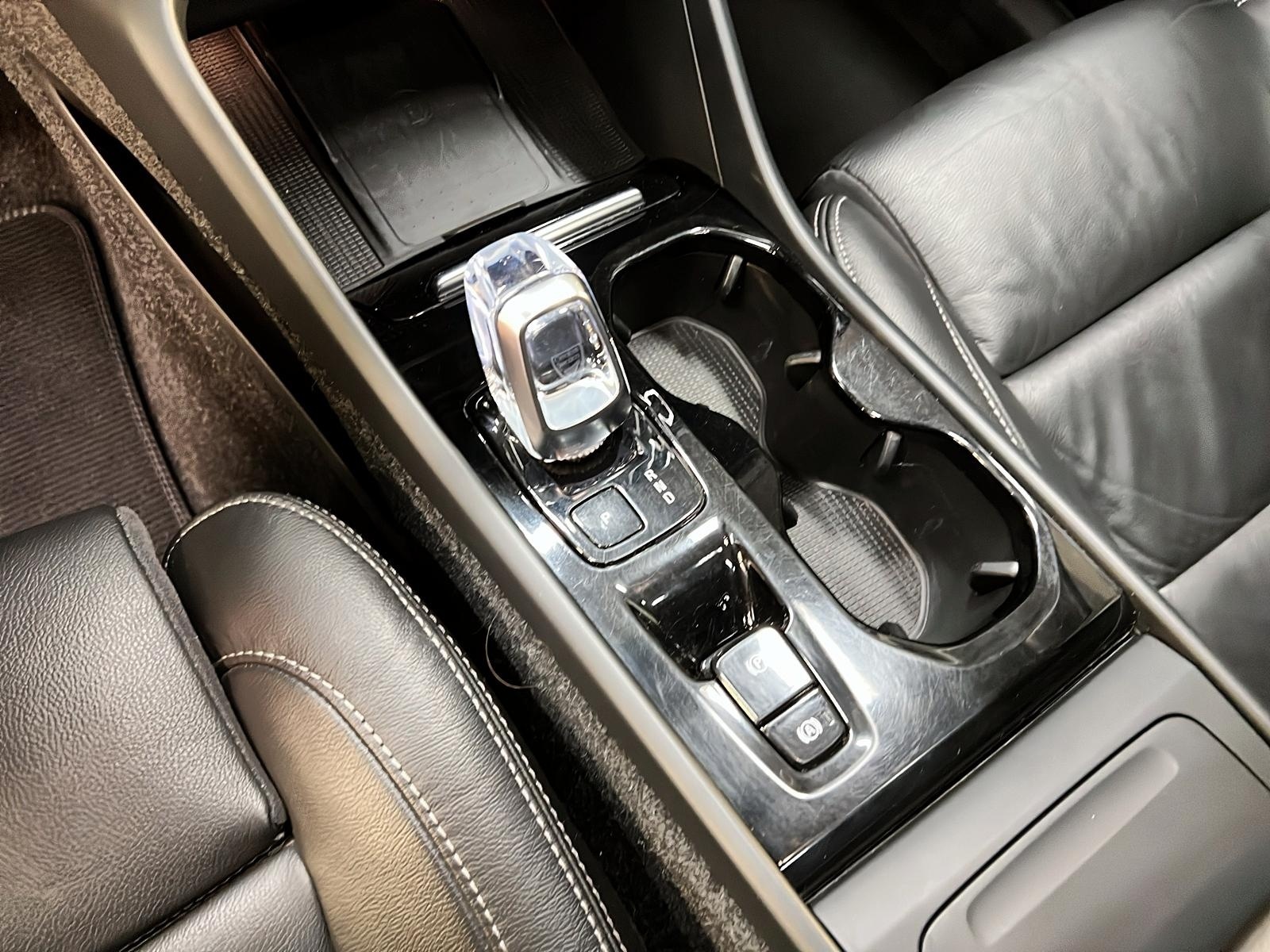 Volvo XC40 B5 ULTIMATE DARK CUIR TOIT PANO NAV 4RM 2023 - image #15