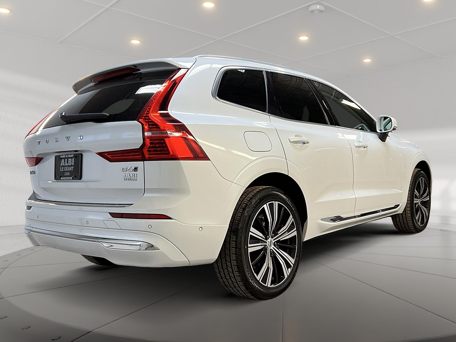 Volvo XC60 B6 PLUS CUIR TOIT PANO NAV 4RM 2023 - image #4