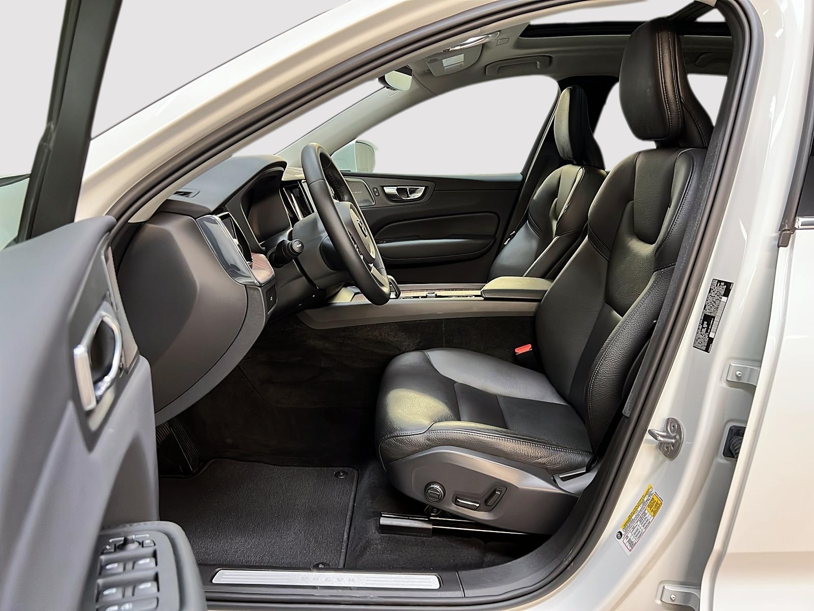 Volvo XC60 B6 PLUS CUIR TOIT PANO NAV 4RM 2023 - image #7