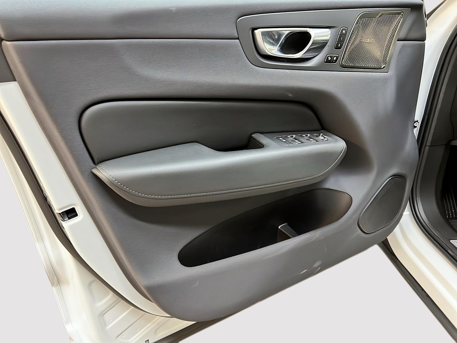 Volvo XC60 B6 PLUS CUIR TOIT PANO NAV 4RM 2023 - image #25
