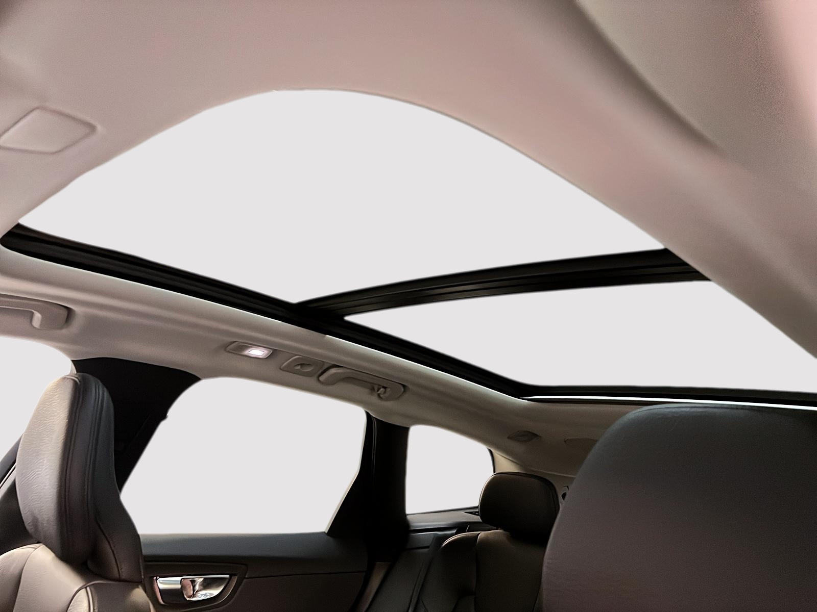 Volvo XC60 B6 PLUS CUIR TOIT PANO NAV 4RM 2023 - image #10