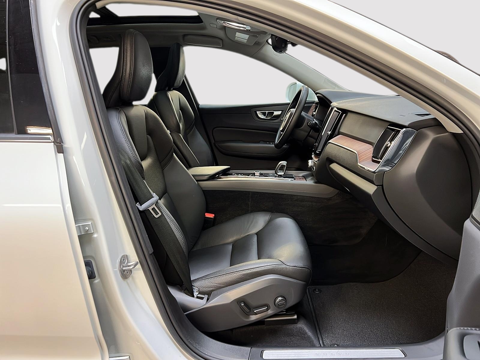 Volvo XC60 2023 - Image #8
