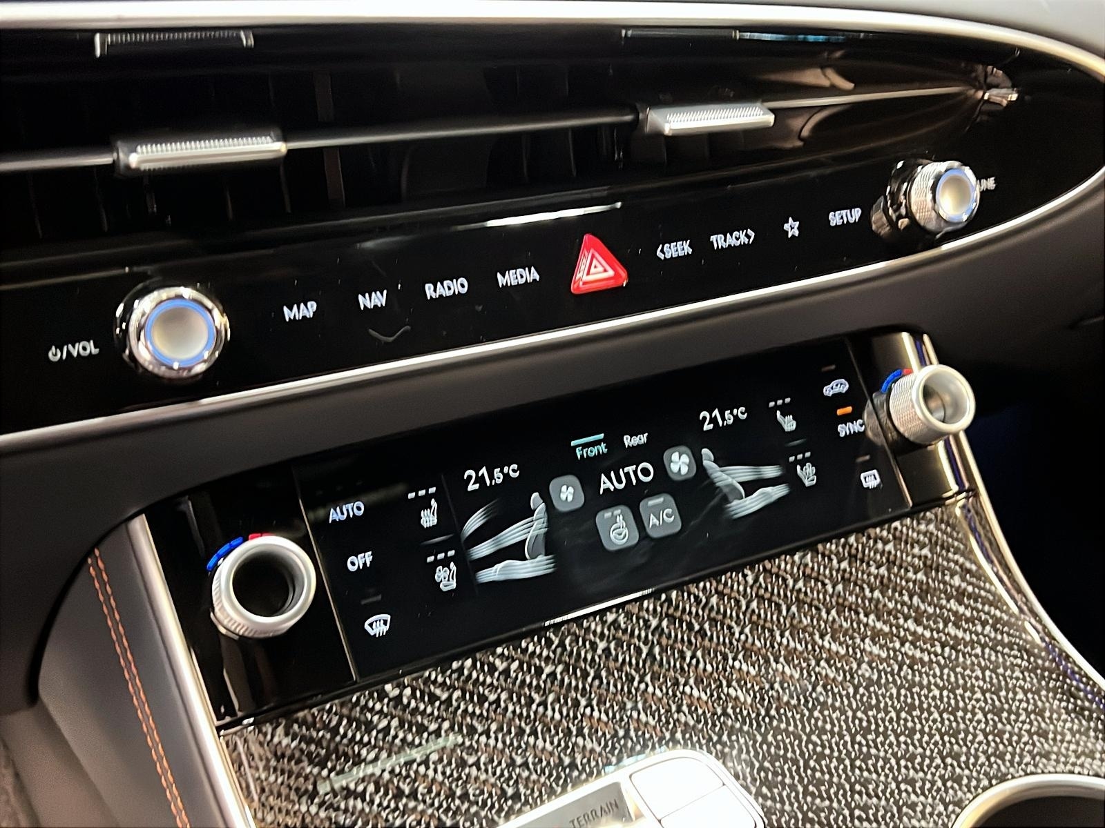 Genesis GV70 SPORT 3.5T CUIR TOIT PANO NAV 4RM 2026 - image #17