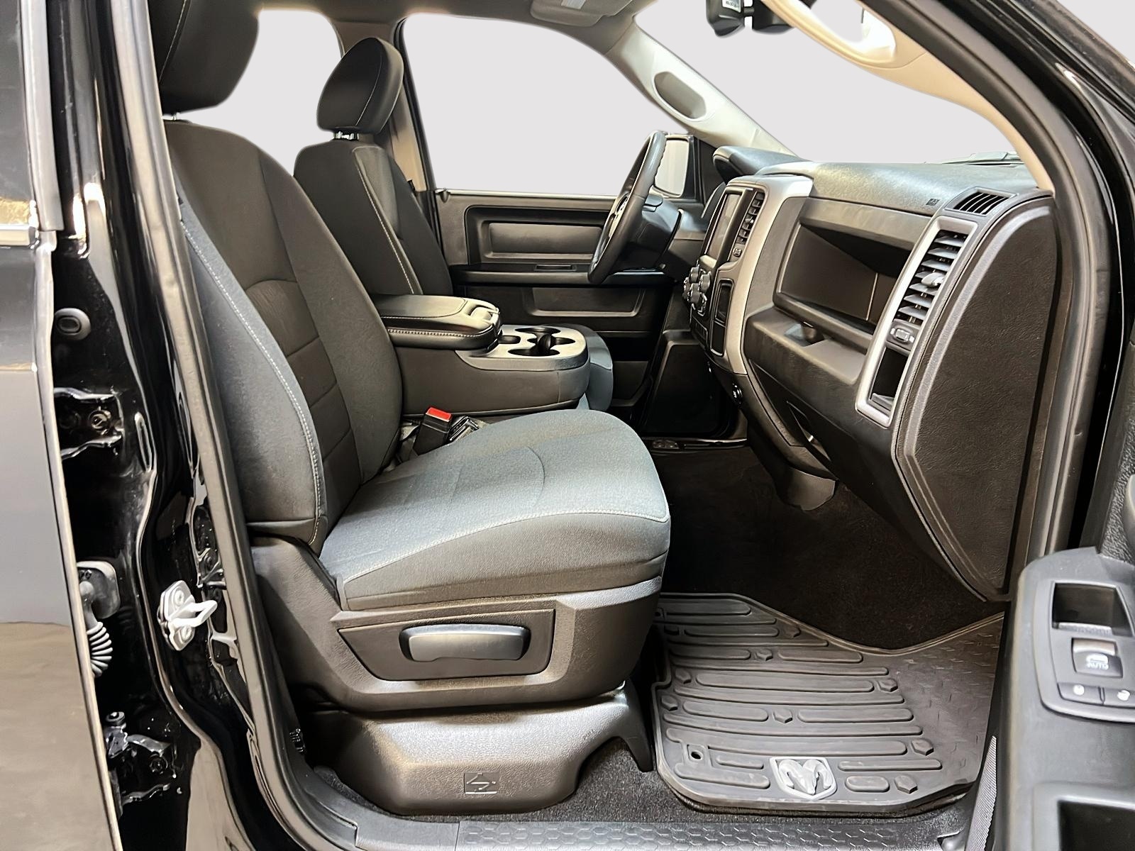 RAM 1500 Classic TRADESMAN SXT 5.7 HEMI CREW CAB 4X4 2024 - image #8