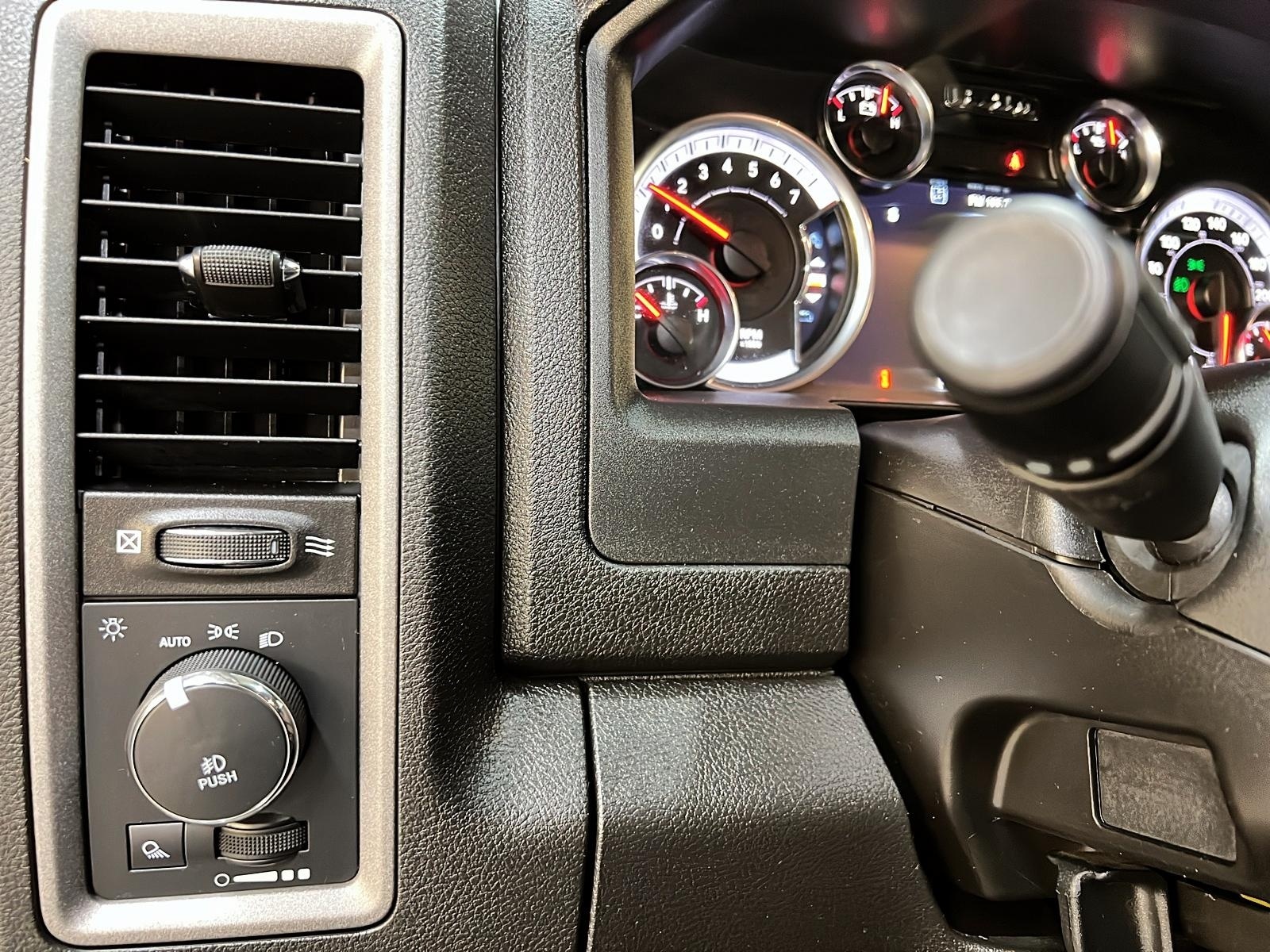 RAM 1500 Classic TRADESMAN SXT 5.7 HEMI CREW CAB 4X4 2024 - image #17