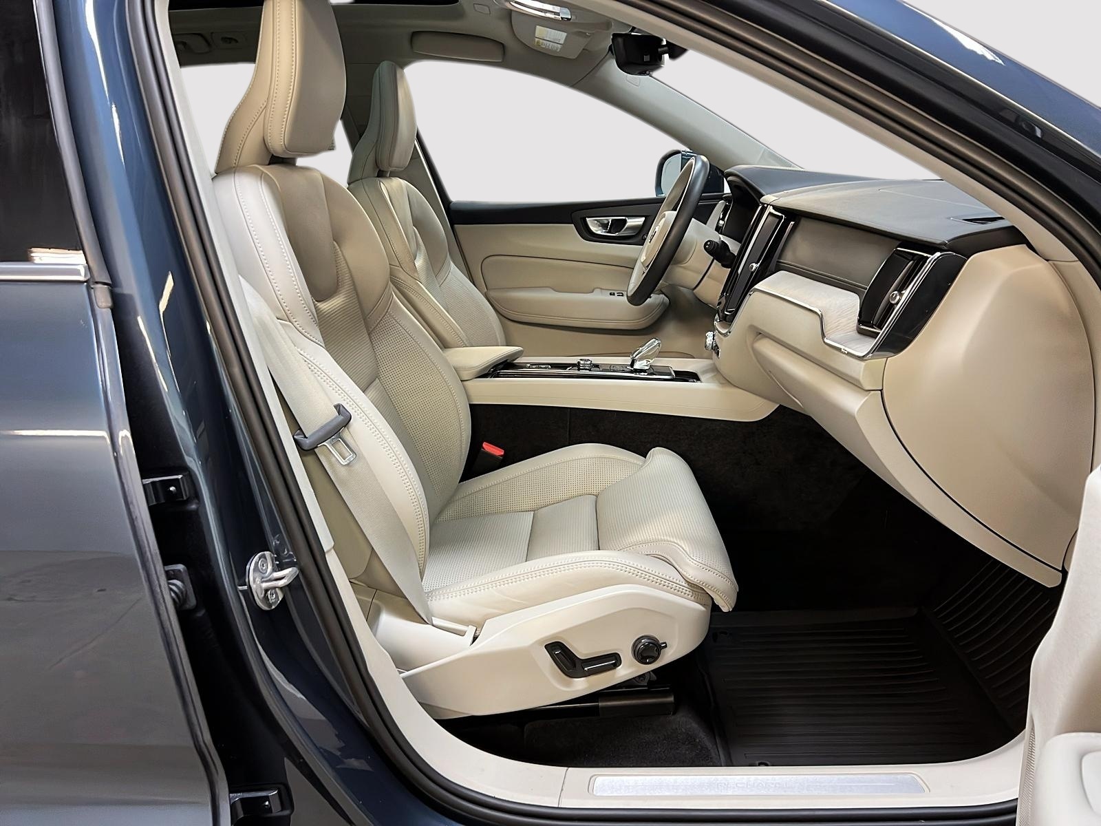 Volvo XC60 T8 RECHARGE ULTIMATE CUIR TOIT PANO NAV 4RM 2023 - image #8