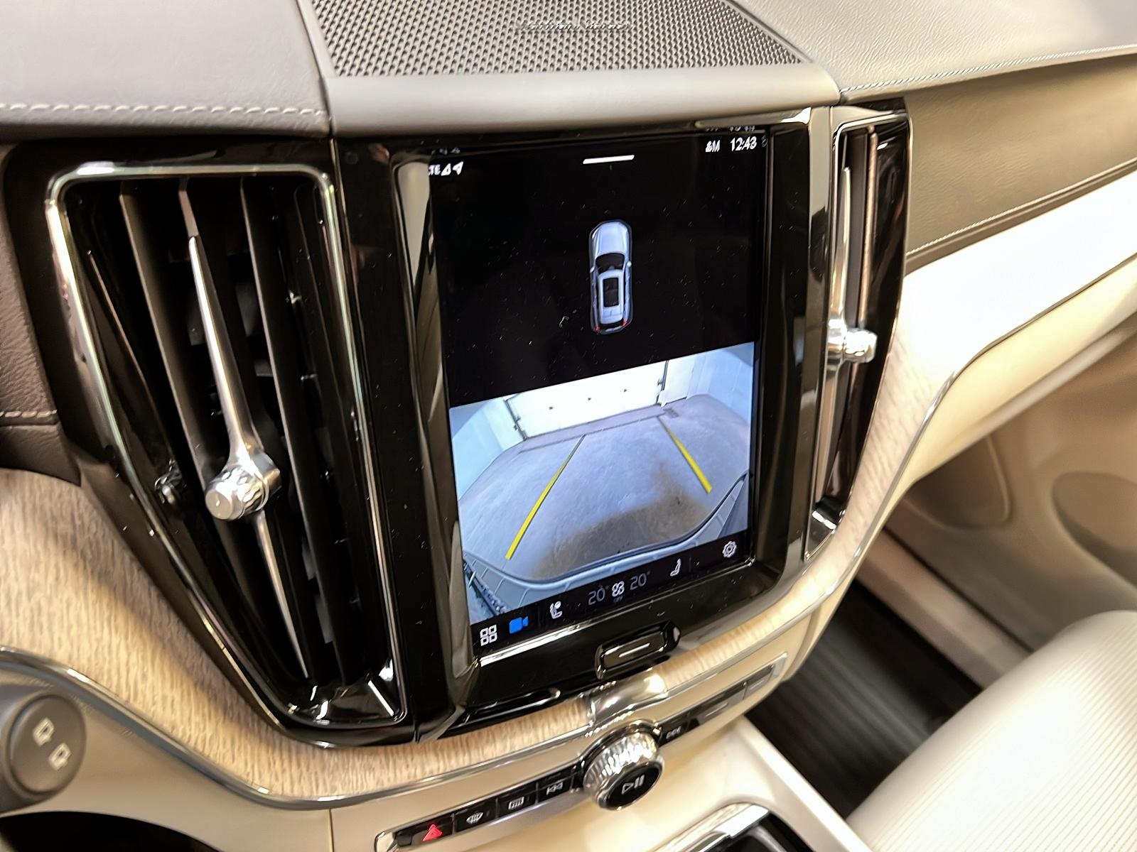 Volvo XC60 T8 RECHARGE ULTIMATE CUIR TOIT PANO NAV 4RM 2023 - image #19