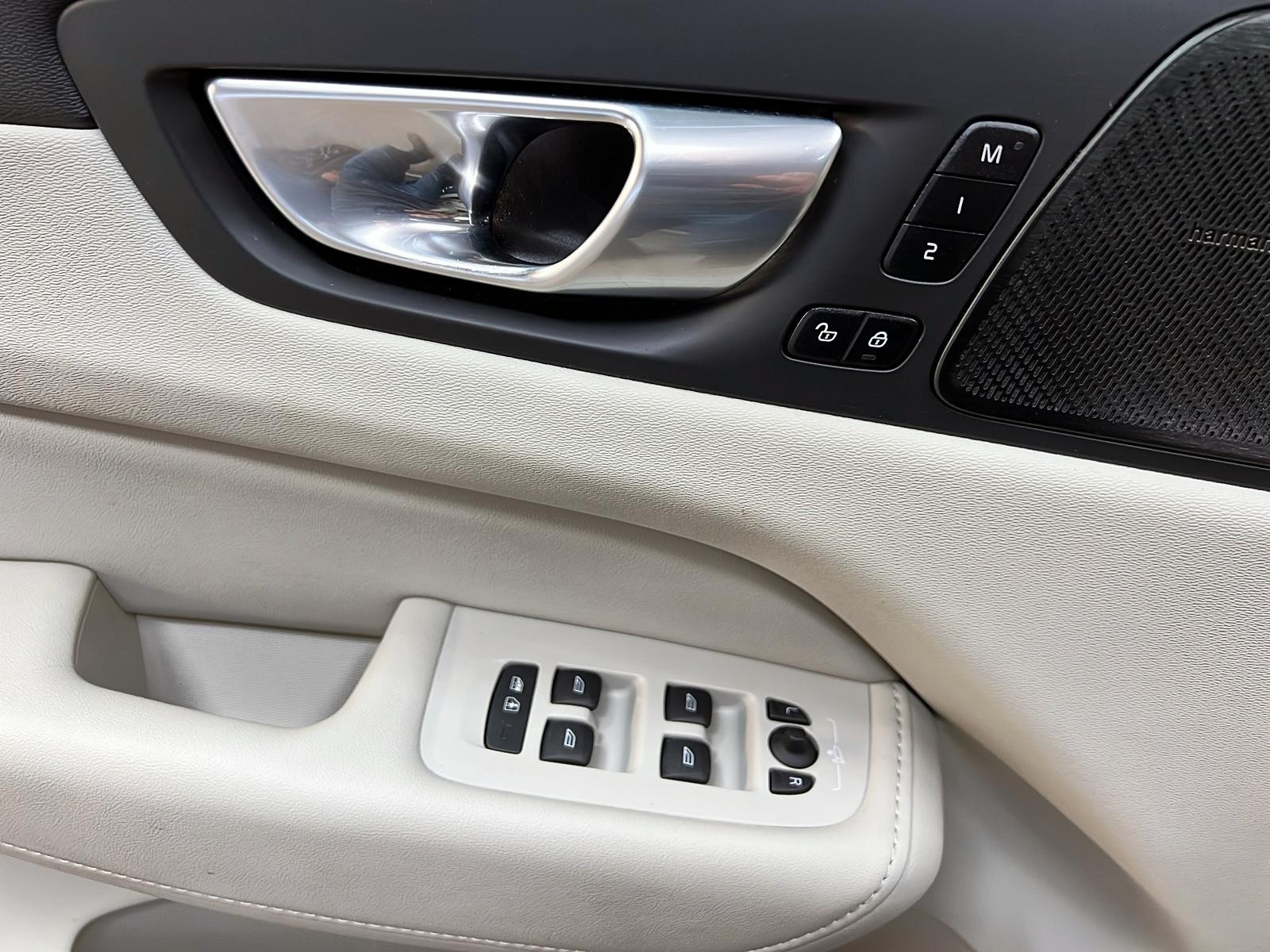 Volvo XC60 T8 RECHARGE ULTIMATE CUIR TOIT PANO NAV 4RM 2023 - image #25