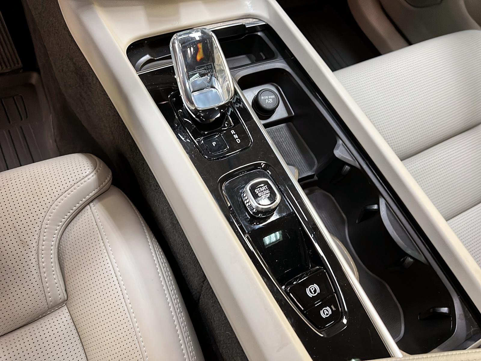 Volvo XC60 T8 RECHARGE ULTIMATE CUIR TOIT PANO NAV 4RM 2023 - image #16