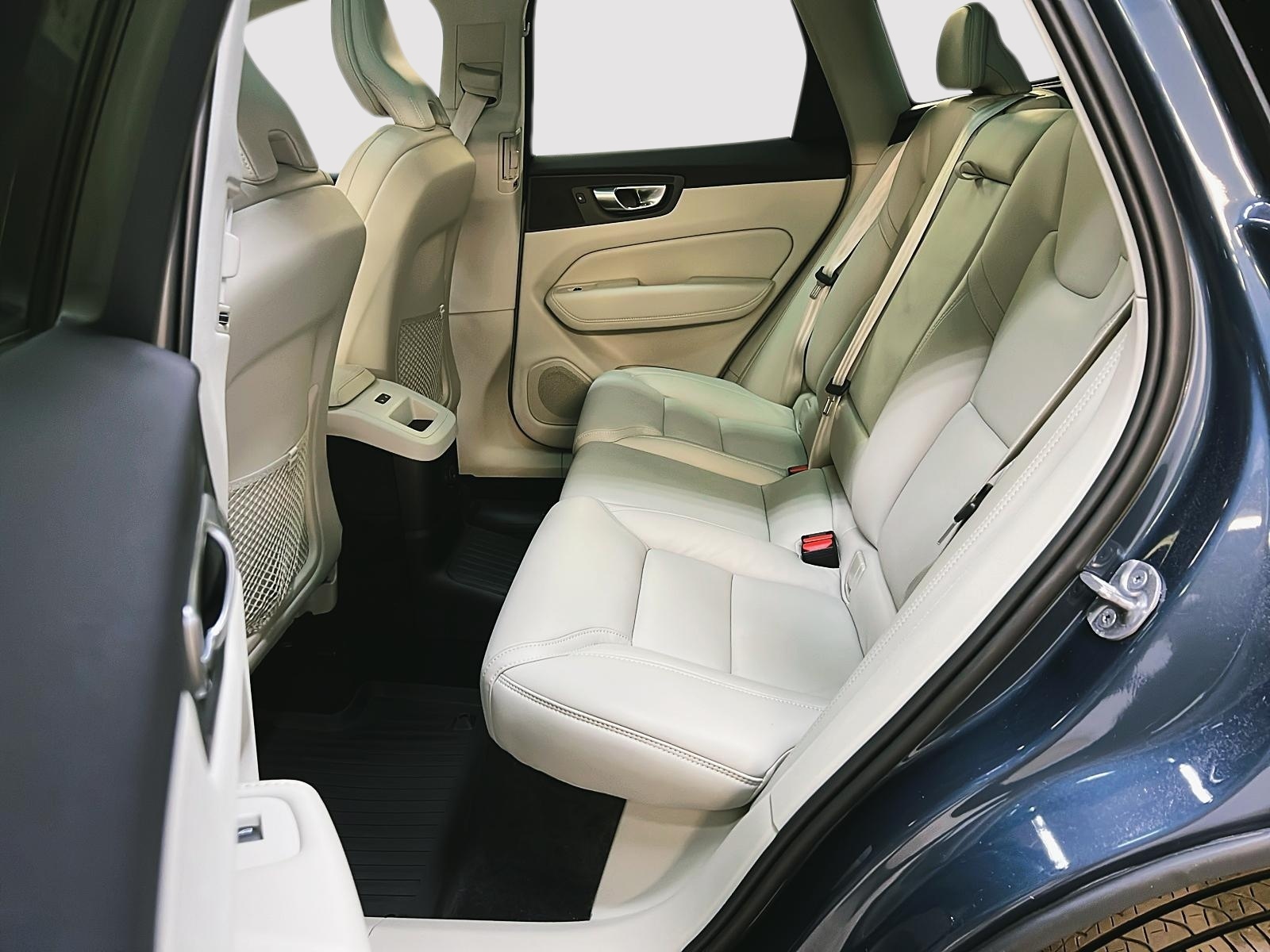 Volvo XC60 T8 RECHARGE ULTIMATE CUIR TOIT PANO NAV 4RM 2023 - image #9