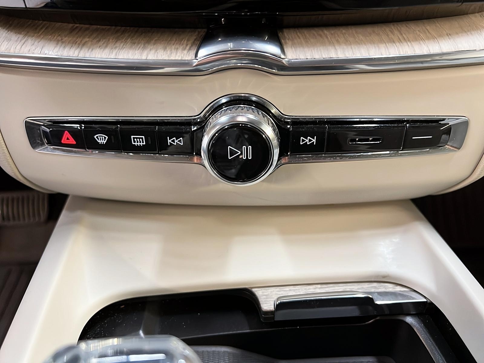 Volvo XC60 2023 - Image #17