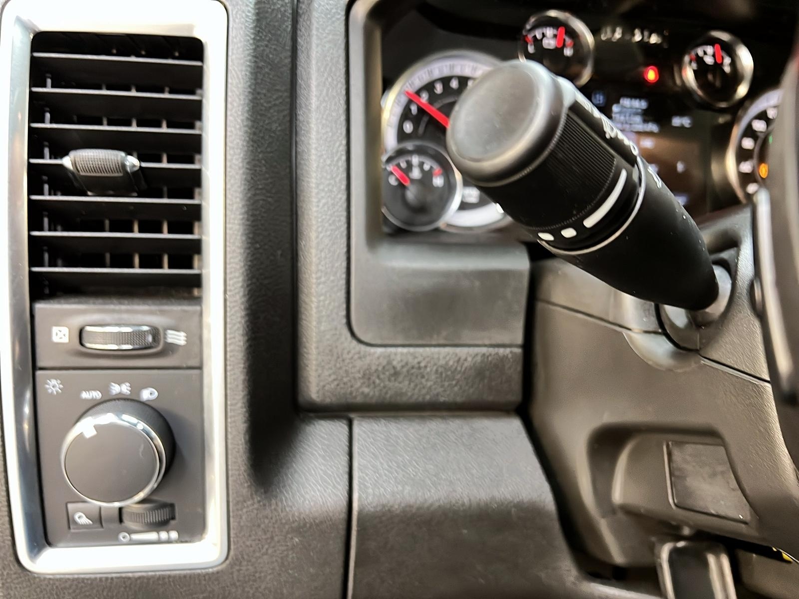 RAM 1500 Classic WARLOCK CREW CAB 4X4 2023 - image #19