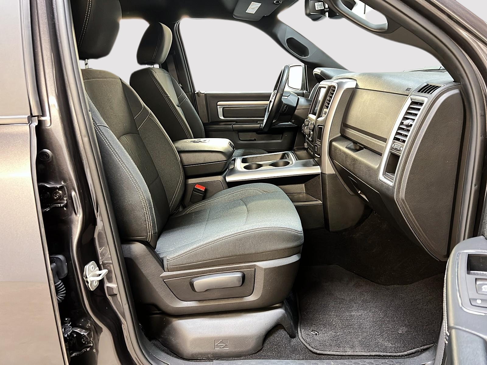 RAM 1500 Classic WARLOCK CREW CAB NAV 4X4 2023 - image #8