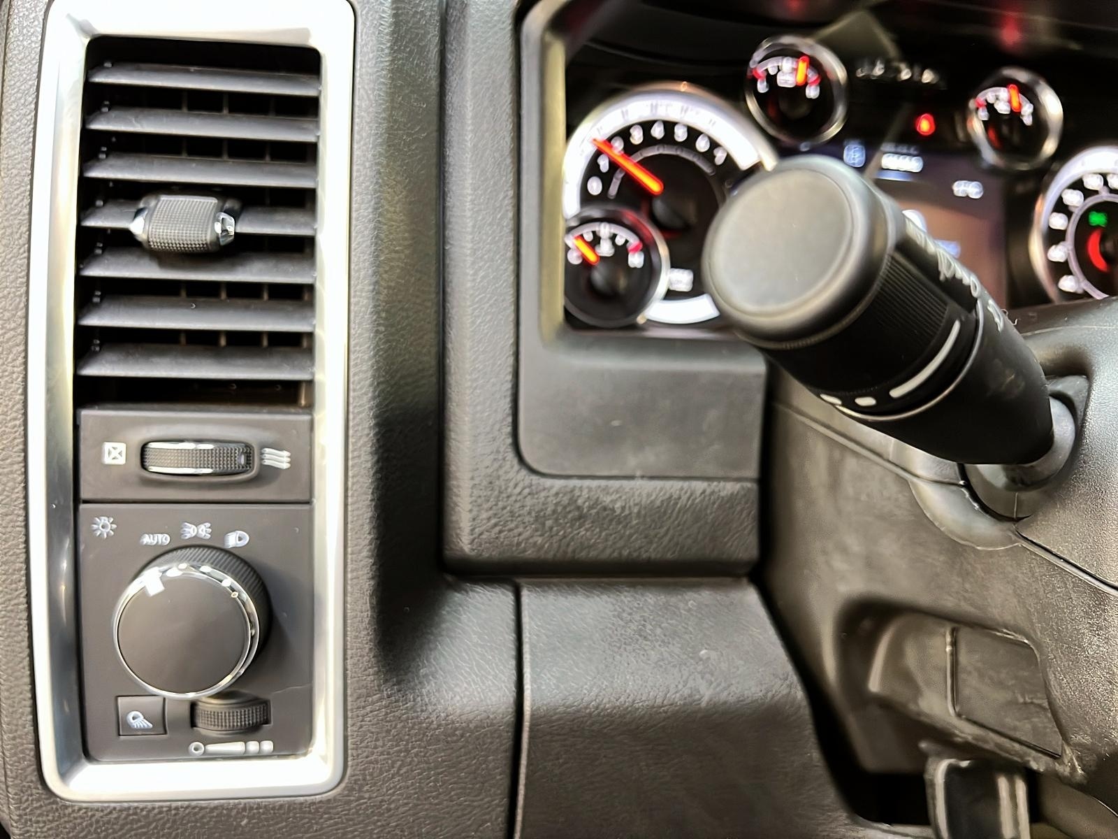 RAM 1500 Classic WARLOCK CREW CAB NAV 4X4 2023 - image #20