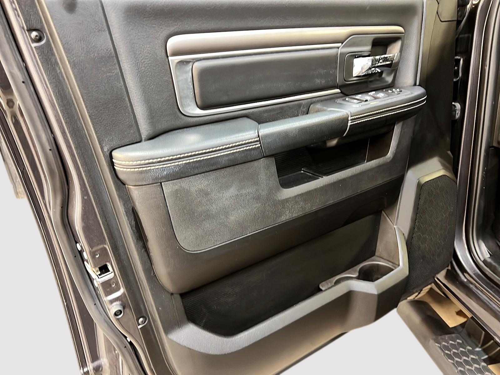 RAM 1500 Classic WARLOCK CREW CAB NAV 4X4 2023 - image #22