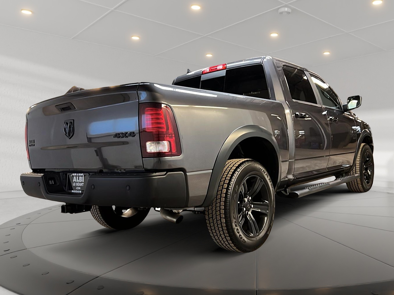 RAM 1500 Classic WARLOCK CREW CAB NAV 4X4 2023 - image #4