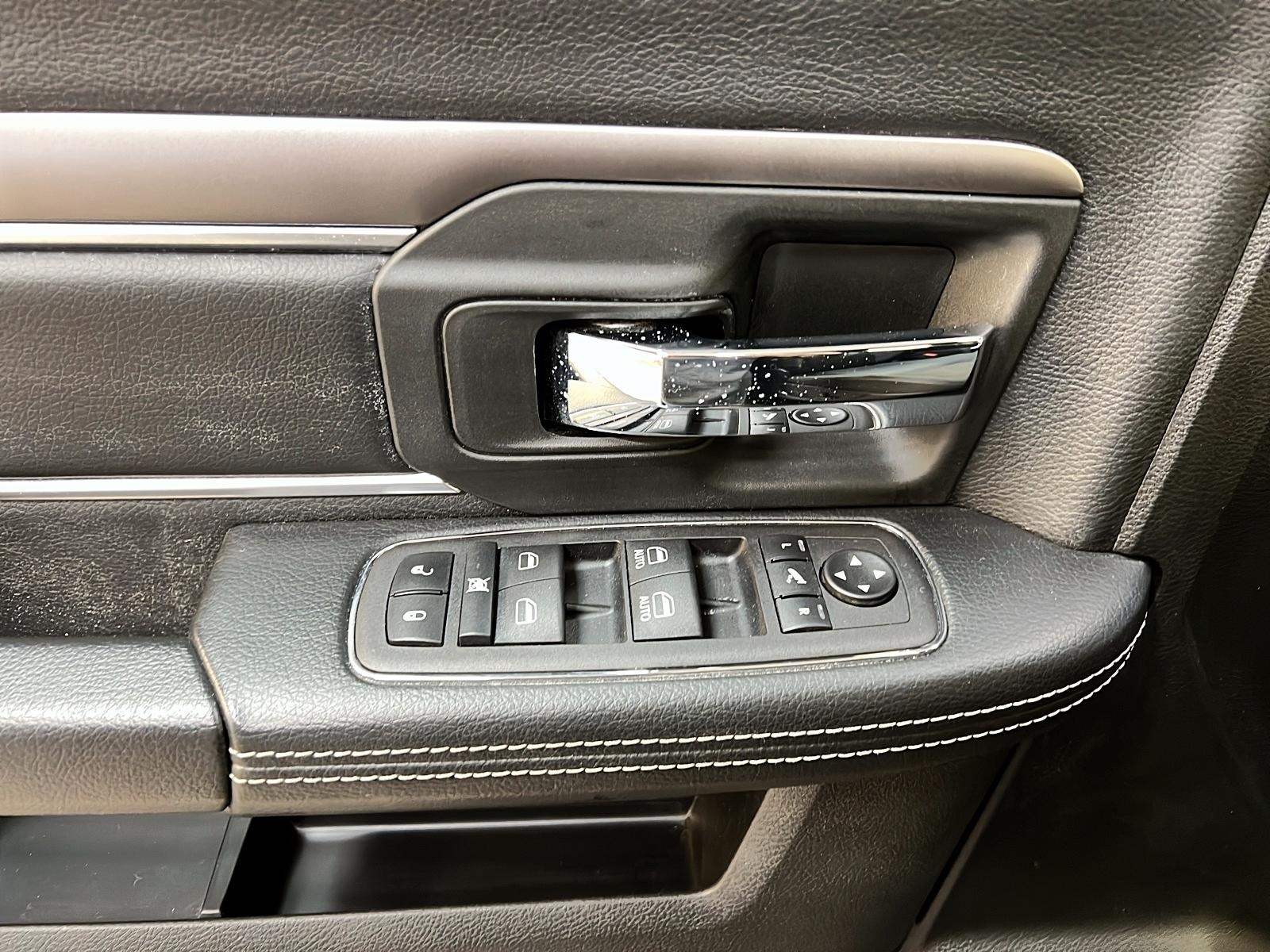 RAM 1500 Classic WARLOCK CREW CAB NAV 4X4 2023 - image #21