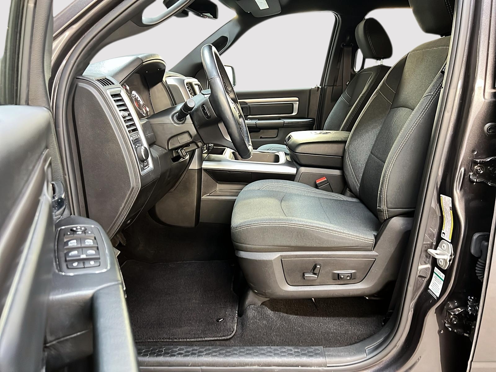 RAM 1500 Classic WARLOCK CREW CAB NAV 4X4 2023 - image #7