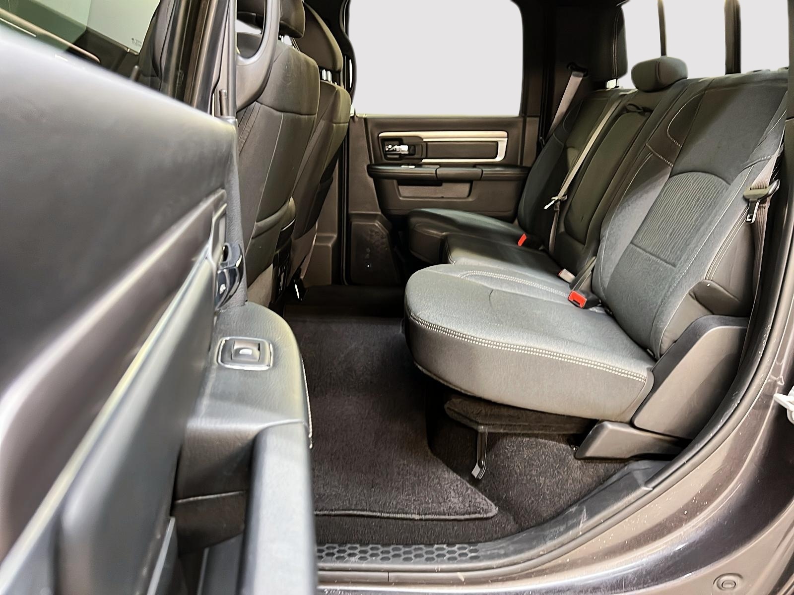 RAM 1500 Classic WARLOCK CREW CAB NAV 4X4 2023 - image #9