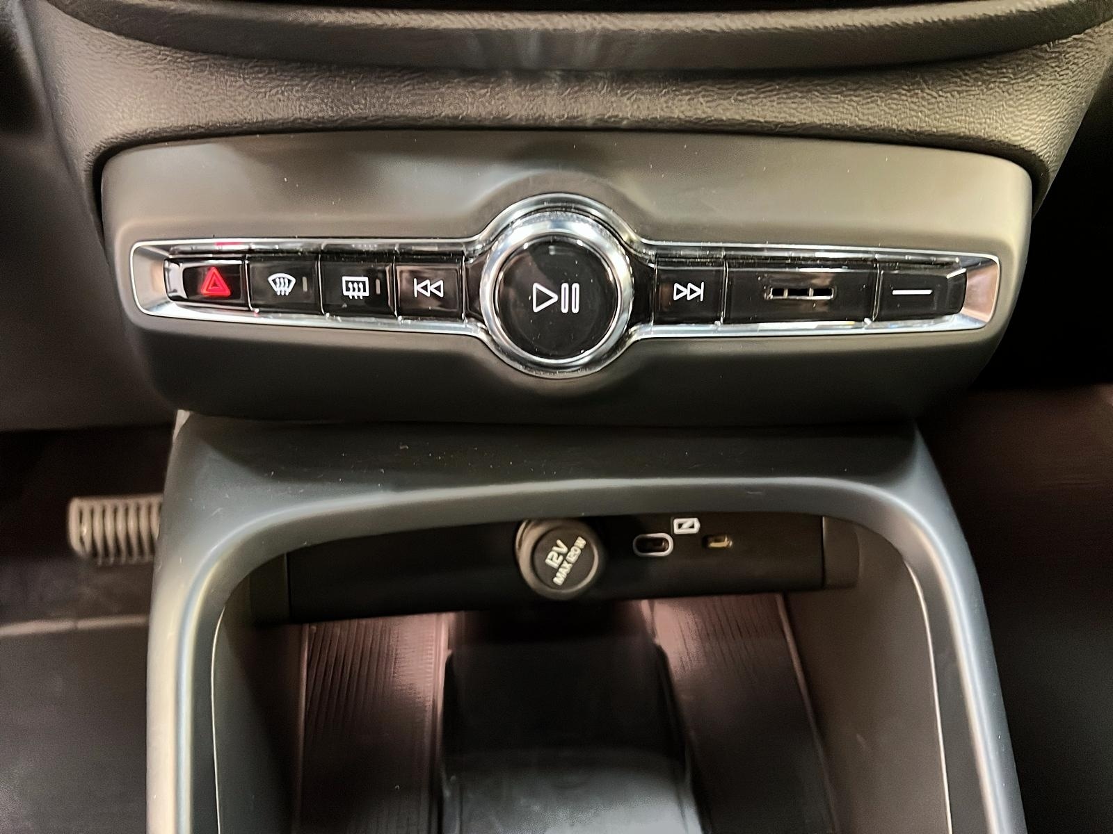 Volvo XC40 RECHARGE TWIN PLUS DARK TOIT PANO NAV 4RM 2024 - image #16