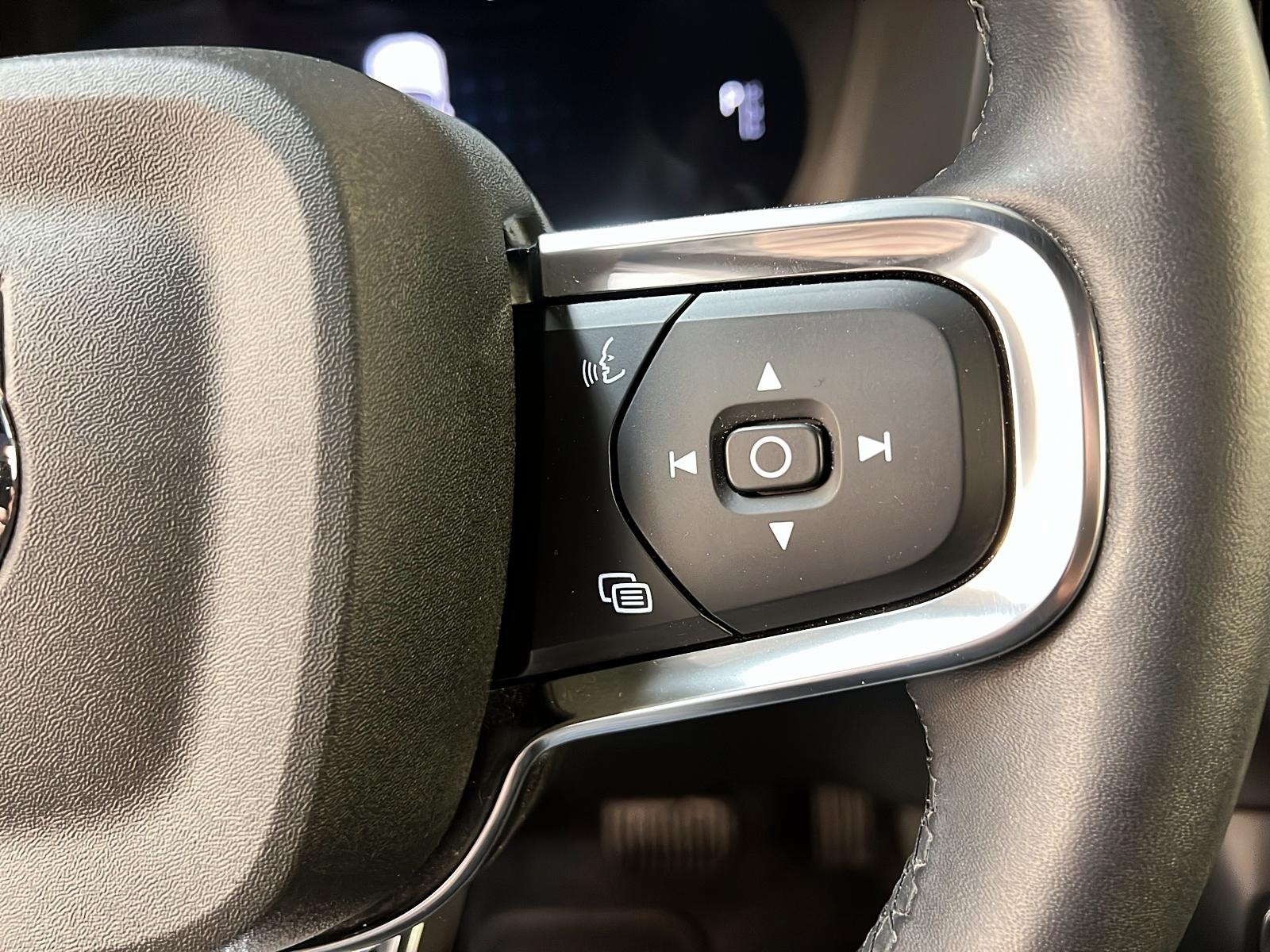 Volvo XC40 RECHARGE TWIN PLUS DARK TOIT PANO NAV 4RM 2024 - image #20
