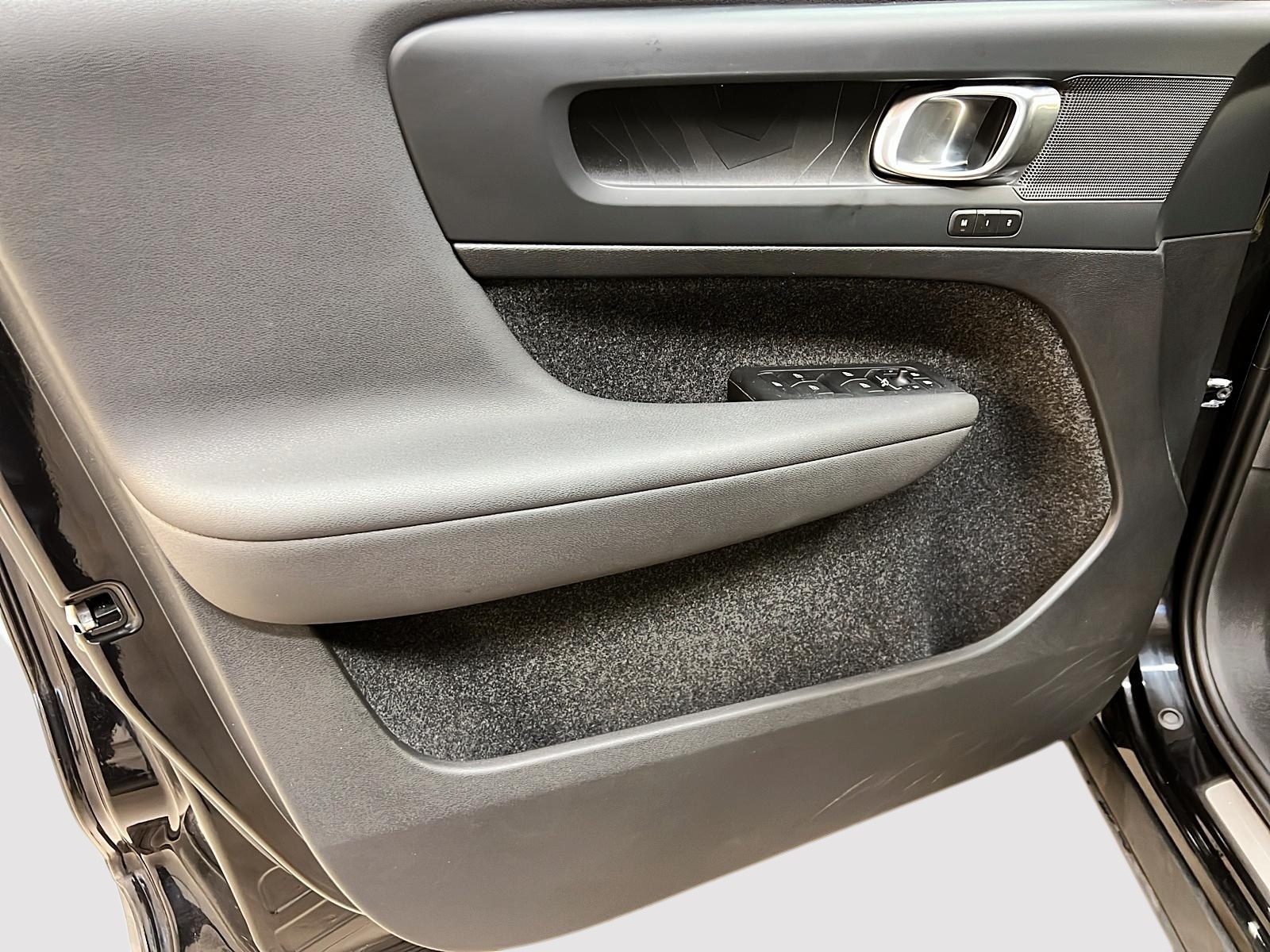 Volvo XC40 RECHARGE TWIN PLUS DARK TOIT PANO NAV 4RM 2024 - image #24